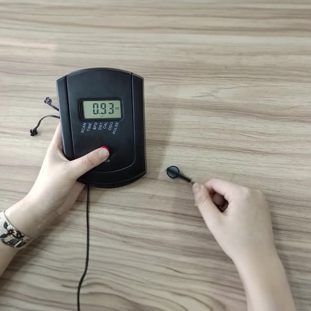 User holding the Heart-rate electronic instrument display by eprolo, showcasing the current distance during a workout.